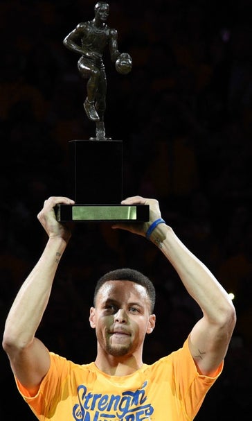 Watch Steph Curry hoist the MVP trophy before Game 5